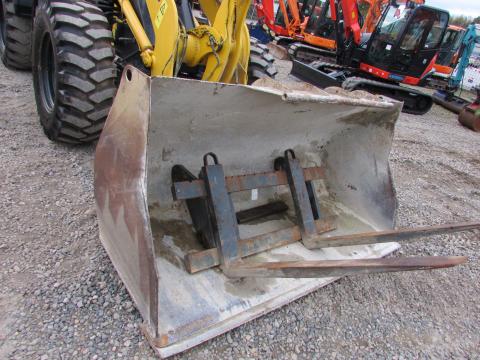 Komatsu WA 100 M-6 – Seitenansicht rechts (Bild 3)