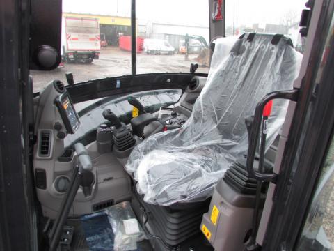 Kubota U 56-5 HI – Innenraum (Bild 5)