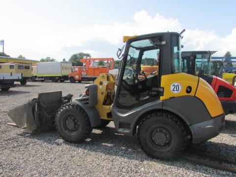 Ahlmann / Mecalac AX 70  – Frontansicht (Bild 1)