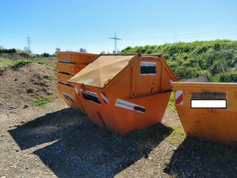 Fuso Canter 6 S 15 Absetzkipper JOTHA mit 16 Container Grass_24 5642d3