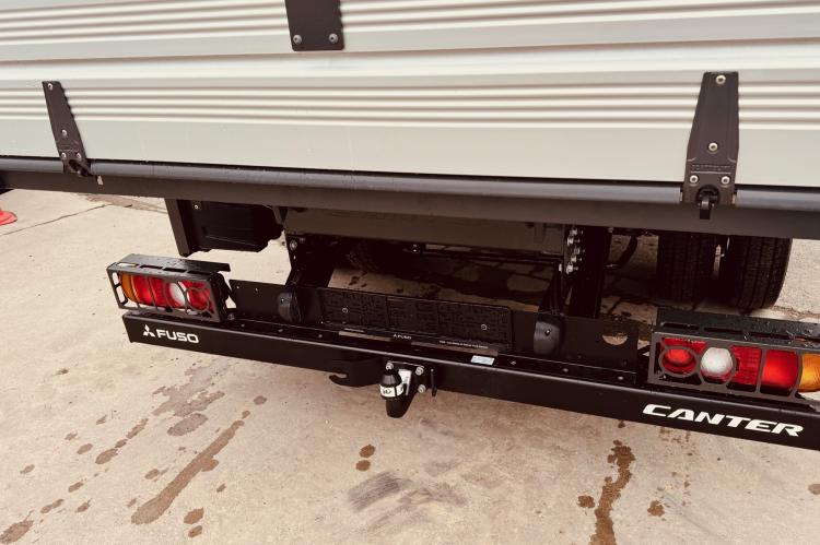 Fuso Canter 3 C 15 "Alleskönner" Hinterkipper und Werkzeugschrank Fuso_3C15_Kipper_Kiste_grau_05 8a845d