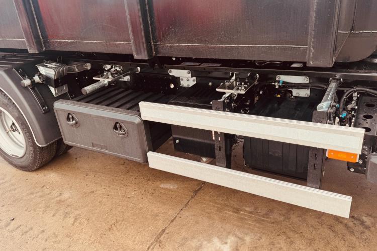 Fuso Canter 7 C 18 Abrollkipper mit HIAB Multilift XR 5 S Fuso_7C18_HIAB_Abroller_neues_Modell_04 25d734