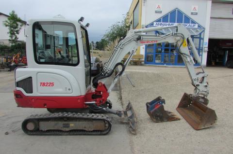 Takeuchi TB 225 V3 – Frontansicht (Bild 1)