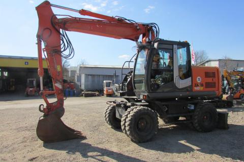 Hitachi ZX 140 W-3 – Frontansicht (Bild 1)