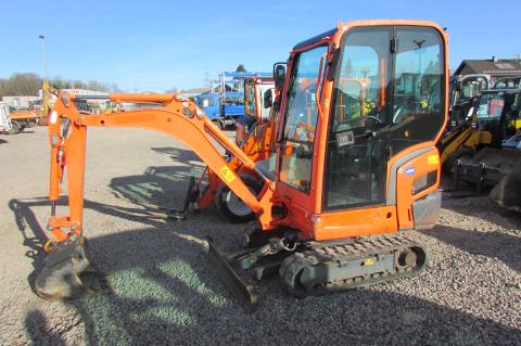 Kubota KX 016-4  – Frontansicht (Bild 1)
