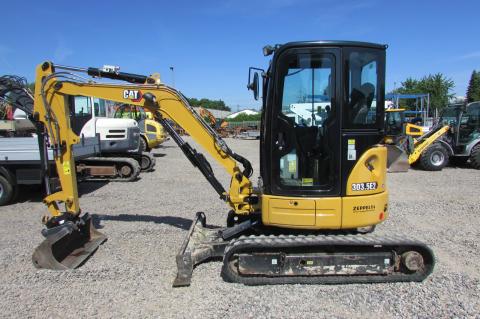 Caterpillar 303.5 E2 CR  – Frontansicht (Bild 1)