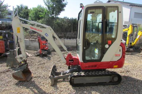 Takeuchi TB 216 V0 – Frontansicht (Bild 1)