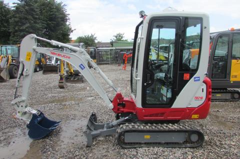 Takeuchi TB 216 V3 – Frontansicht (Bild 1)