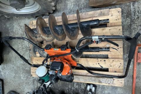 Hitachi DA 300 E Zwei Mann Erdbohrgerät Hitachi_Erdbohrgerät_01 3c6452