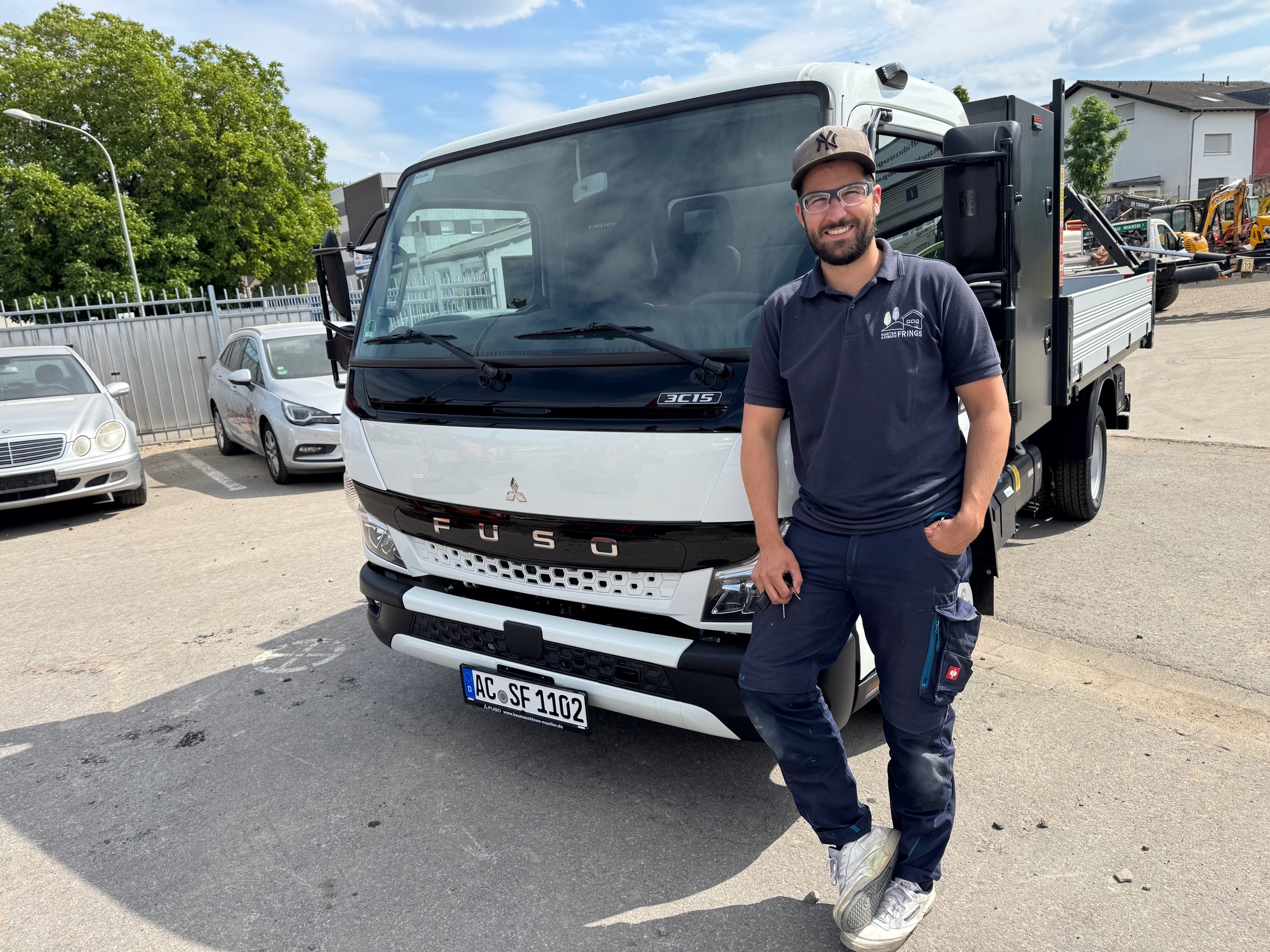 FUSO Canter Kipper mit Werkzeugbox